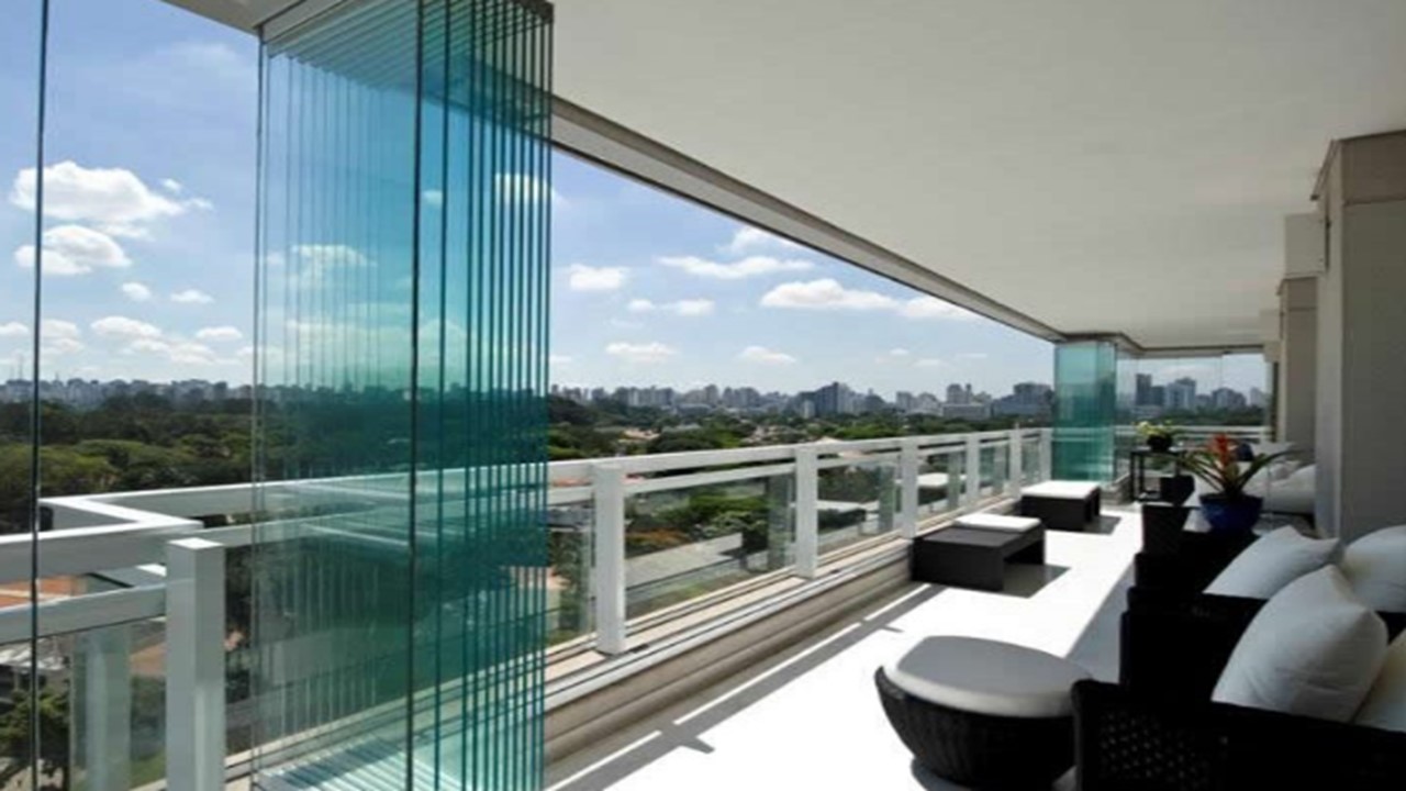 Varanda envidraçada vista de dentro, com lâminas de vidro fechadas